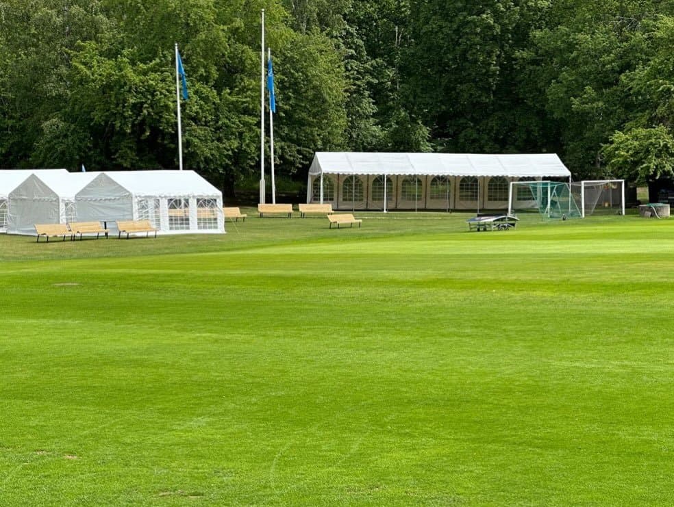 Partytält uppställda på Djurgårdens idrottsplan