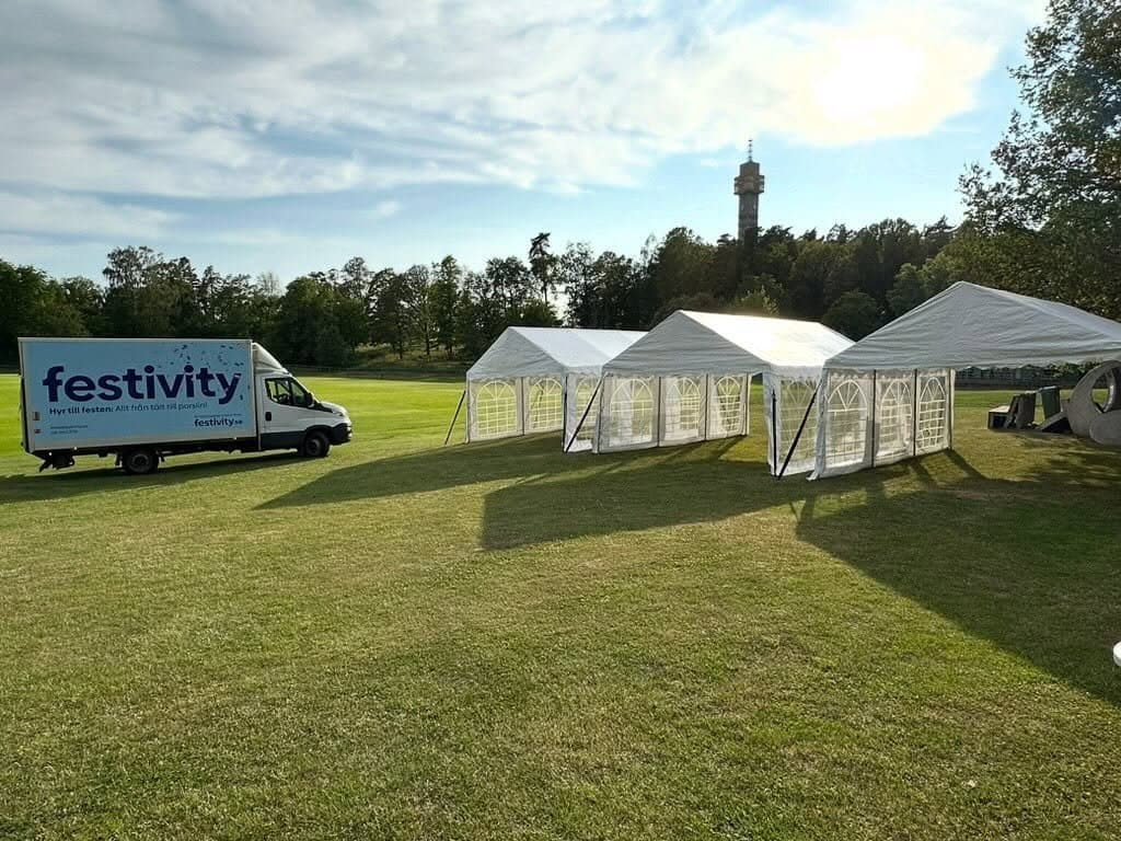 Festivitys lastbil vid leverans av partytält